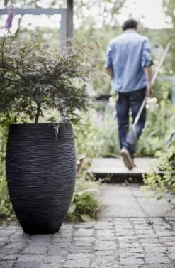 Capi Bloempot Hoog Nature Elegant Deluxe Rib NL - D38 X H58cm - Zwart -Groene Tuin Verkoop vaas elegant deluxe rib nl 40x60 zwart bloempot 7 8